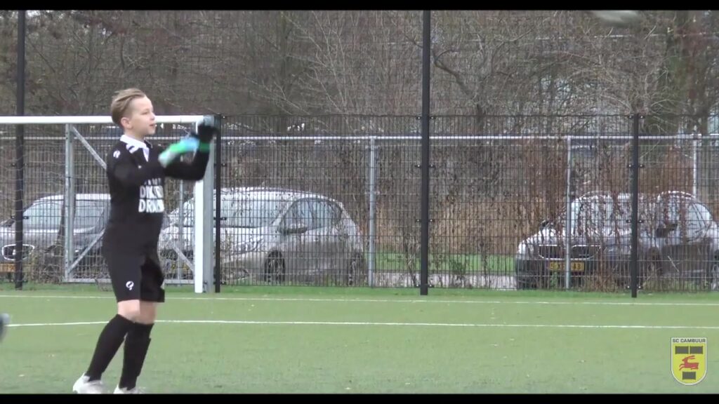 Een keeper tijdens een eerdere jeugdtraining bij SC Cambuur; archiefbeeld, niet van de beschreven wedstrijden.